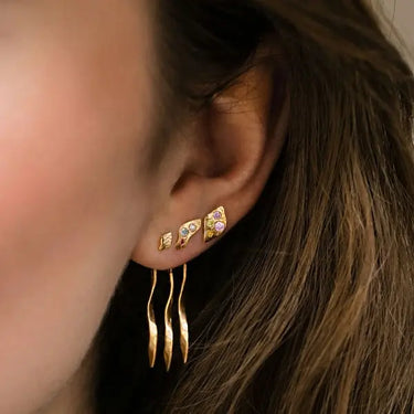 Petit Ile De L'Amour With Stones Ørestik - Forgyldt fra Stine A Jewelry