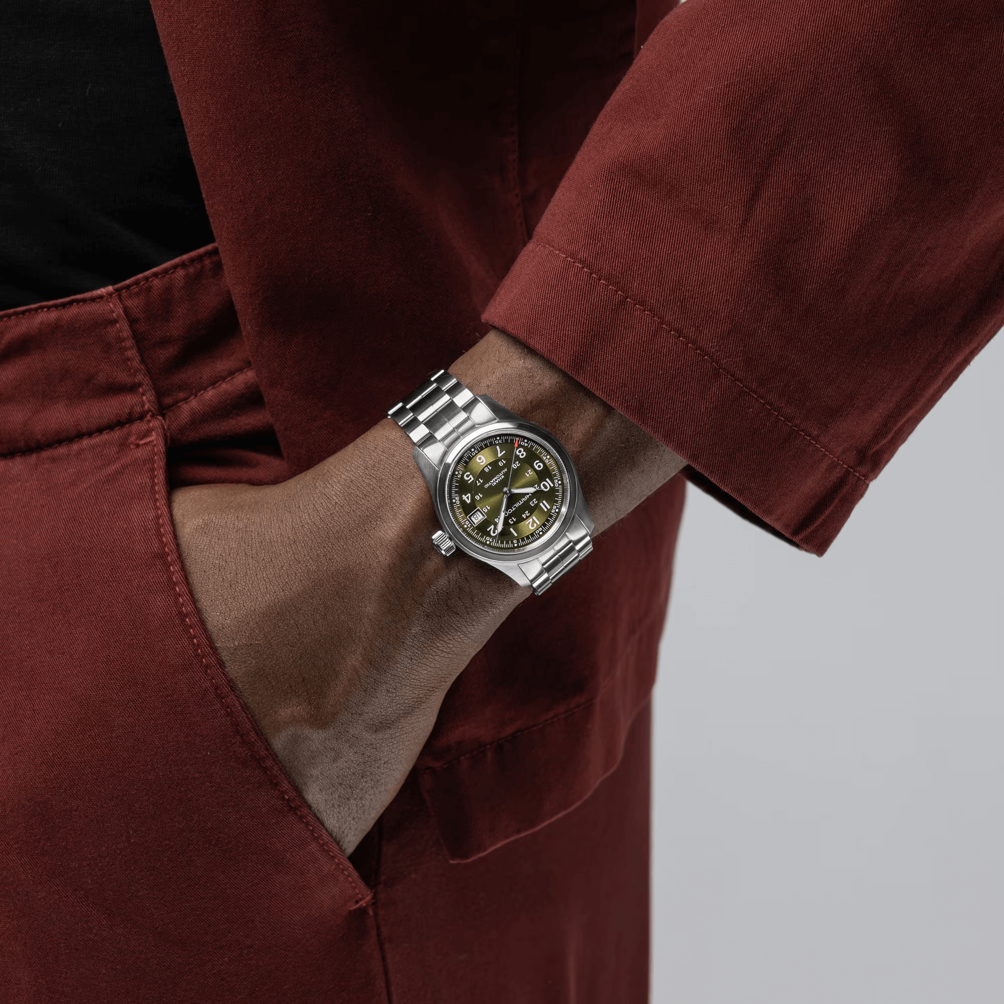 Khaki Field Automatic H70455160 på håndleddet, elegant design til enhver lejlighed. Perfekt til stilfulde mænd.