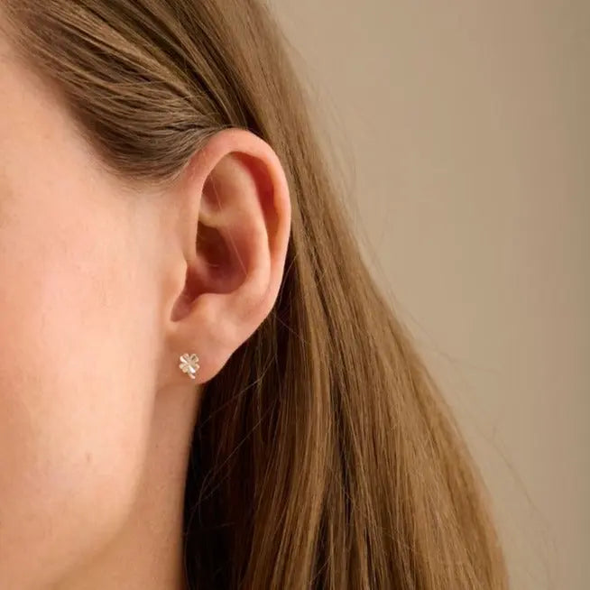 Mini Clover øreringe - sølv fra Pernille Corydon